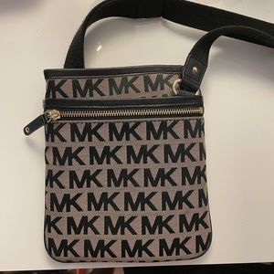 Michael Kors Crossbody Monogram